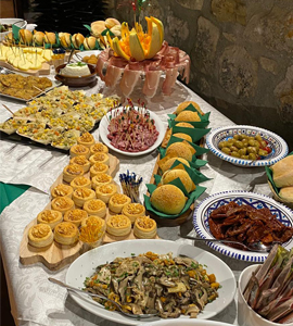 Presso la nostra struttura, i visitatori hanno l'opportunità esclusiva di  degustare i prodotti d'eccellenza che il nostro territorio offre, rigorosamente preparati secondo le  ricette della tradizione locale. 